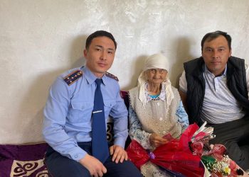 Түркістандық кейуана 100 жасында жеке куәлігін жаңартты