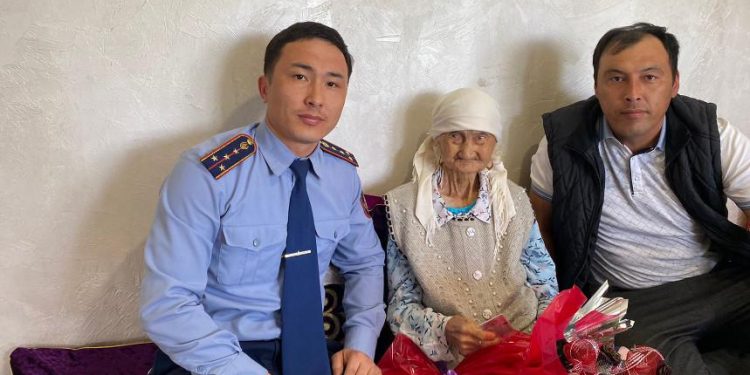 Түркістандық кейуана 100 жасында жеке куәлігін жаңартты