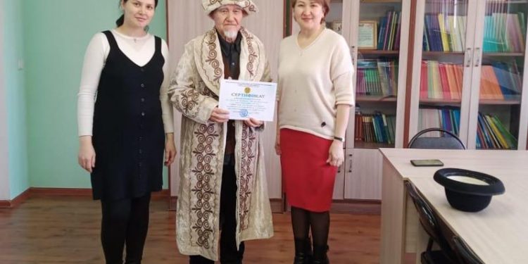 82 жастағы кентаулық қария ағылшын тілін үйреніп жүр