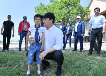 Ауыл шаруашылығы министрі түркістандық жас диқанға галстугін сыйлады