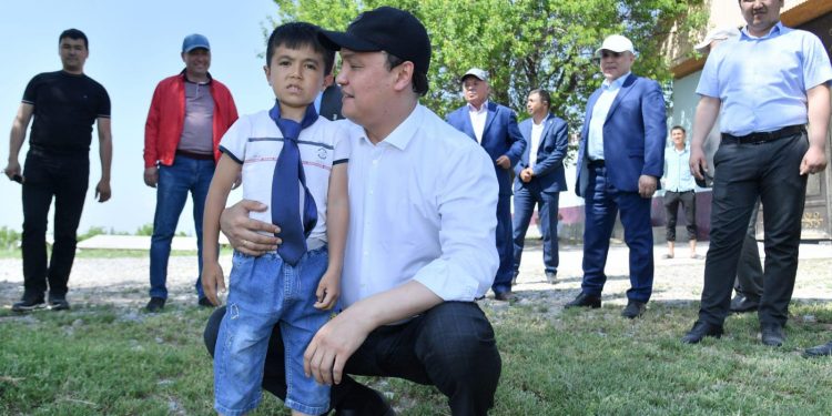 Ауыл шаруашылығы министрі түркістандық жас диқанға галстугін сыйлады