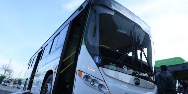 Ара шағып алған шымкенттік автобус жүргізушісі жол жиегіндегі кедергіге соғысты