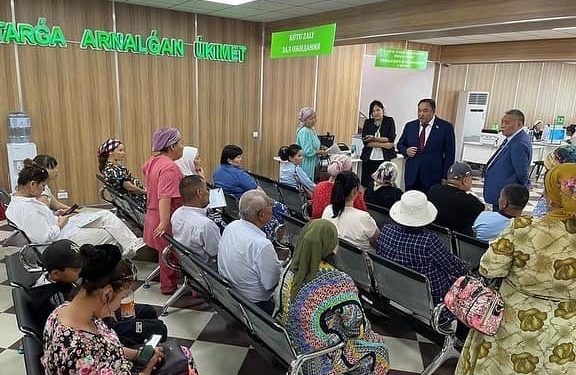 Референдумды қоғамдық қолдау жөніндегі облыстық штаб Түркістан қаласындағы ХҚКО ұжымымен және орталыққа келген халықпен кездесті