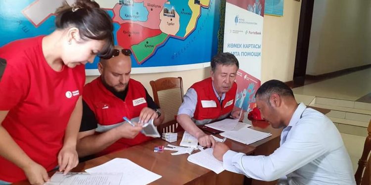 Қазығұрт пен Сарыағашта Б.Өтемұратов қоры 180 отбасына қаржылай көмек көрсеттi