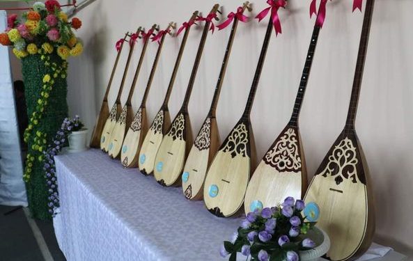 Түлкібастық түлектер мектепке 45 домбыра сыйға тартты