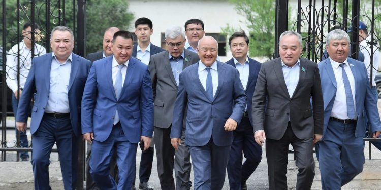 «Аmanat»: мәжіліс депутаттары науқан аясында түлкібастық шаруалармен кездесті