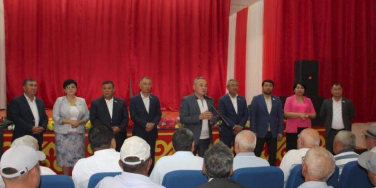 Мәжіліс депутатының Сарыағаштағы жұмыс сапары жалғасып, ауыл халқымен кездесті