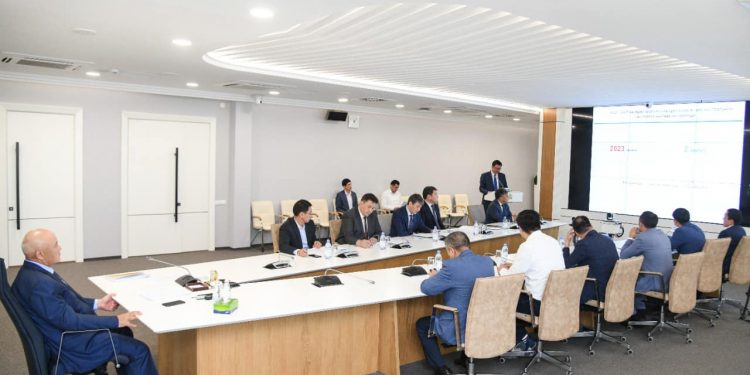 Ө.Шөкеев: «Жақын елді мекендерде оқушыларды автобуспен тасымалдауға басымдық беру керек»