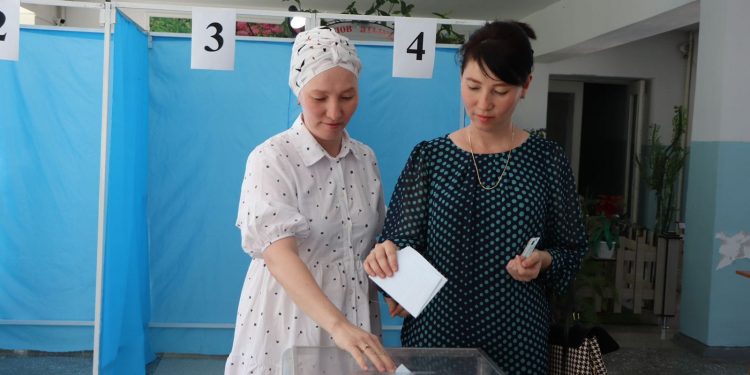Кентаулық егіз қыз референдум учаскесіне бірге келді