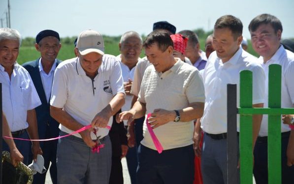 Жетісайлық кәсіпкер қос отбасыға баспана сыйлады