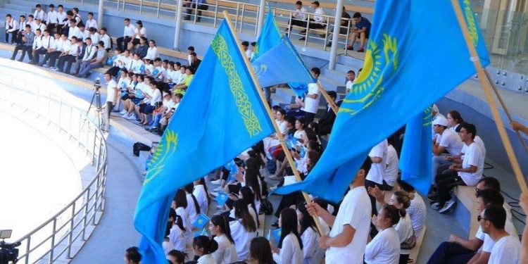 Жастар бір уақытта әнұранды орындады