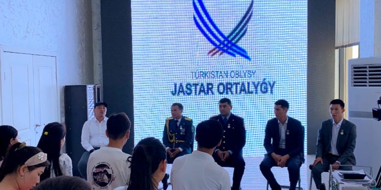 Бейбіт күннің батырлары түркістандық жастармен кездесті