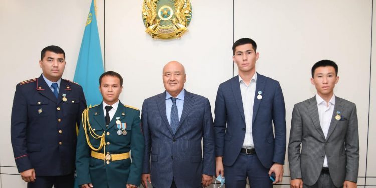 Өмірзақ Шөкеев бейбіт күннің батырларына құрмет көрсетті