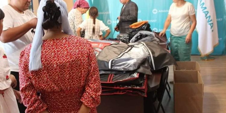 Депутаттар 200-ден астам баланы мектеп формасымен қамтыды