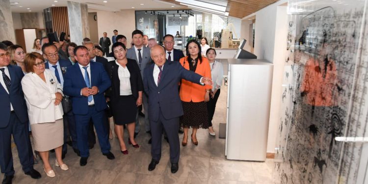 Өмірзақ Шөкеев ұстаздарға жаңарған Түркістанды көрсетіп, жобаларды таныстырды