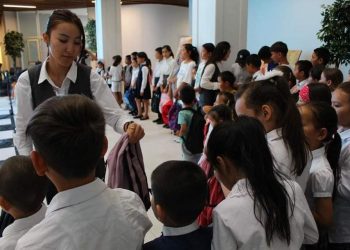 Түркістан қаласында «Мектепке жол» акциясымен 1300-ден астам бала оқу құралдарымен қамтылды