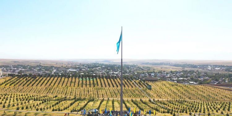 Қазығұртта 45 метр биіктікке Мемлекеттік Ту орнатылды