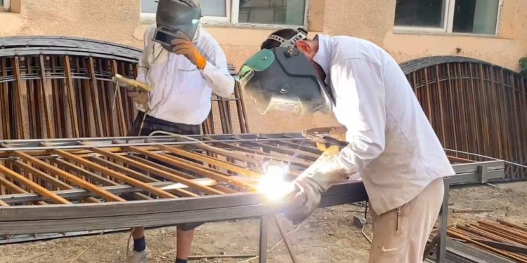 Келесте мектеп түлектері өздері оқыған білім ошағына жөндеу жұмыстарын жүргізуде