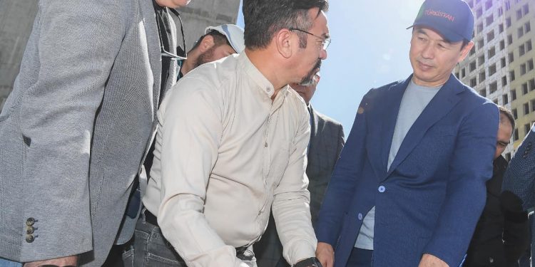 Дархан Сатыбалды Түркістандағы ең биік екі ғимараттың құрылысымен танысты