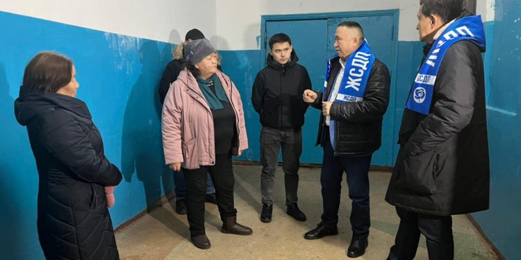 Нұрлан Әуесбаев елордалық жатақхана тұрғындарымен кездесу өткізді