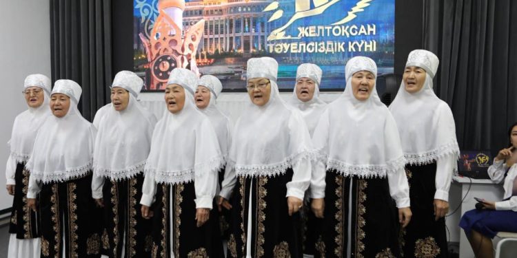 Түркістандық қазыналы қарттар мерекелік концертті тамашалады