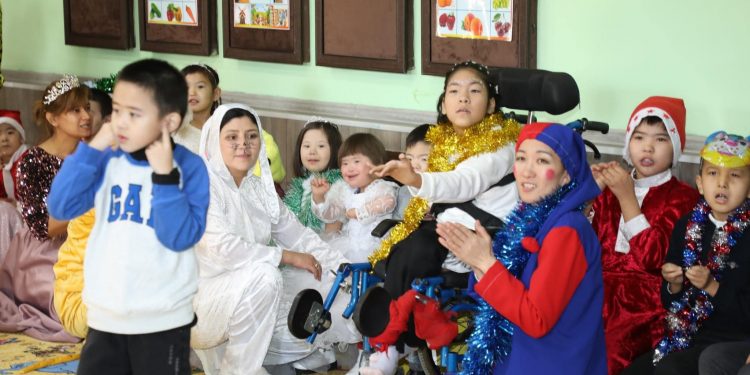 Түркістан облысында ерекше күтімді қажет ететін балаларға жаңа жылдық шырша ұйымдастырылды