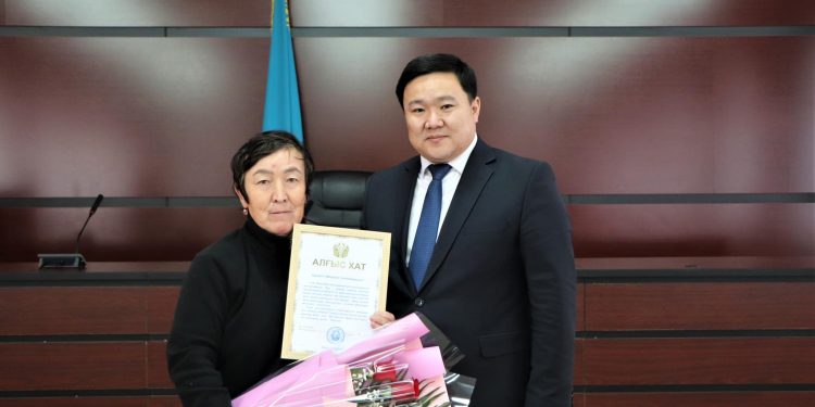 Кентау қаласының әкімі Жандос Тасов еңбек адамдарын марапаттады