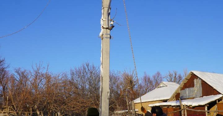 Бәйдібекте бораннан бүлінген электр бағаналары қалпына келтіріліп жатыр