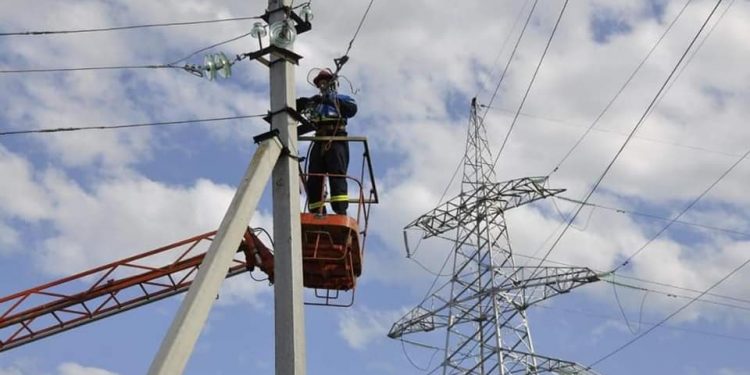 Бәйдібекте электр бағаналарын ауыстыру жұмыстары кезең-кезеңімен жүзеге асырылуда