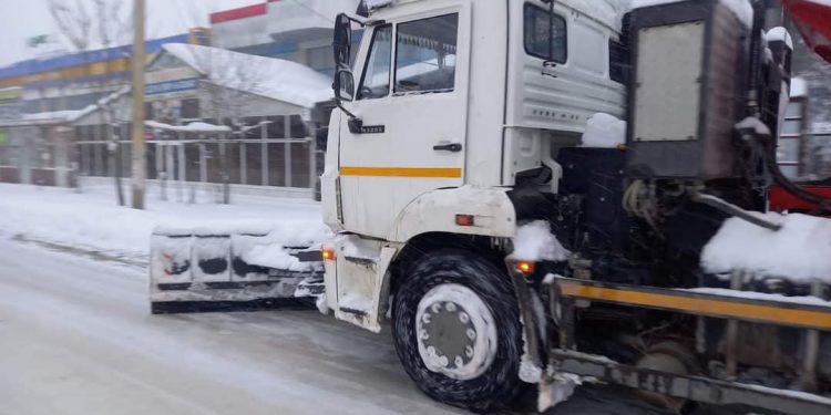 Келес ауданының жолдары қардан тазаланып жатыр