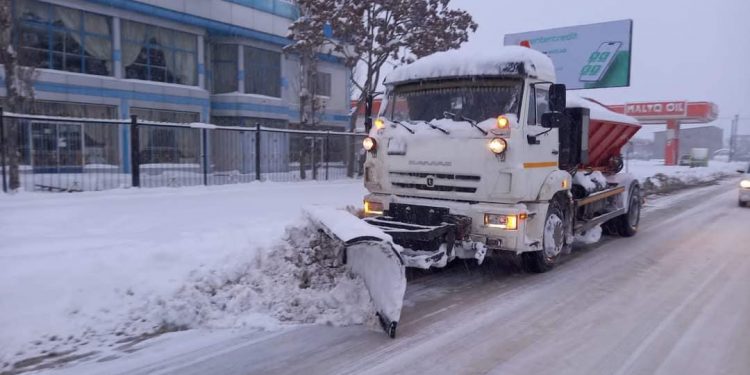 Жетісайда көшелерді қардан тазалау жұмыстары қарқынды