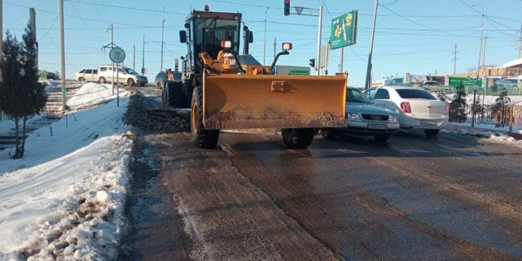 Сарыағаш қаласының көшелеріне құм мен тұз себілді