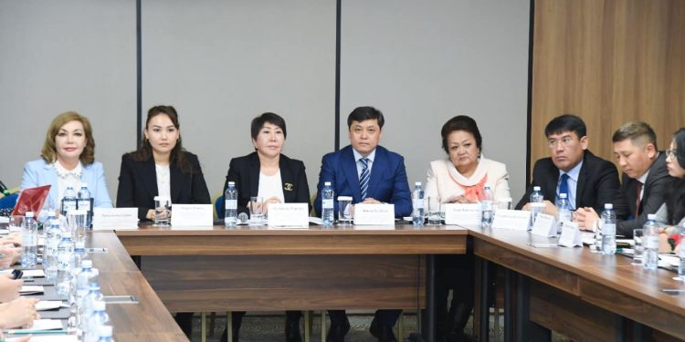 Түркістанда «Әйелдер кәсіпкерлігін дамыту – аймақты дамыту» тақырыбында дөңгелек үстел өтті