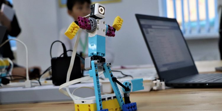 Кентаулық оқушы «қара жорға» билейтін робот жасап шықты