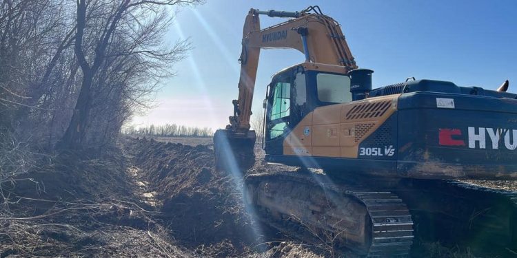 «Тұран су» мекемесінің техникалары каналдарды механикалық тазалаудан өткізуде