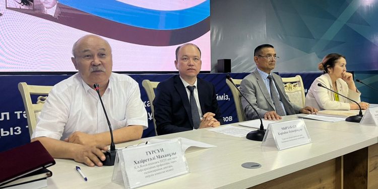 Саяси қуғын-сүргін құрбандарын толық ақтау жөніндегі өңірлік комиссия мүшелері жастармен кездесті