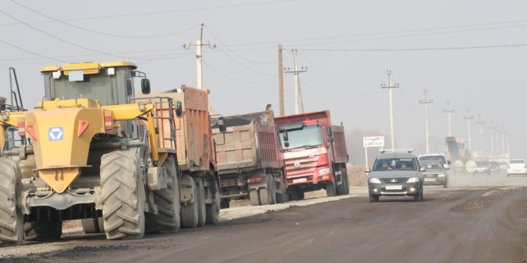 Мақтааралда топырақты жолдарға тас төселуде