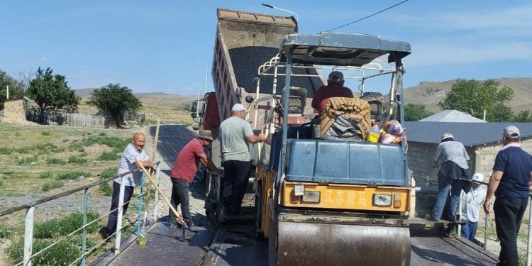 Кентауда «Ауыл — ел бесігі» бағдарламасы бойынша жолдар жөнделіп жатыр