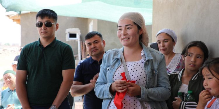 Сарыағашта аз қамтылған отбасына баспана сыйлады