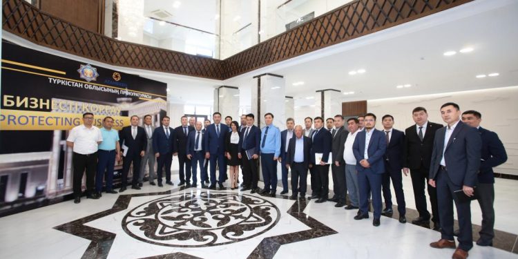 Түркістан облысының прокуроры ірі кәсіпкерлермен кездесті
