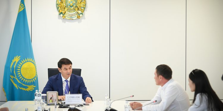 Түркістан облысының әкімі тұрғындарды қабылдап, ұсыныстары мен өтініштерін тыңдады