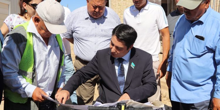 Депутат Қазығұрттағы қос мектептің құрылысына бақылау жасады