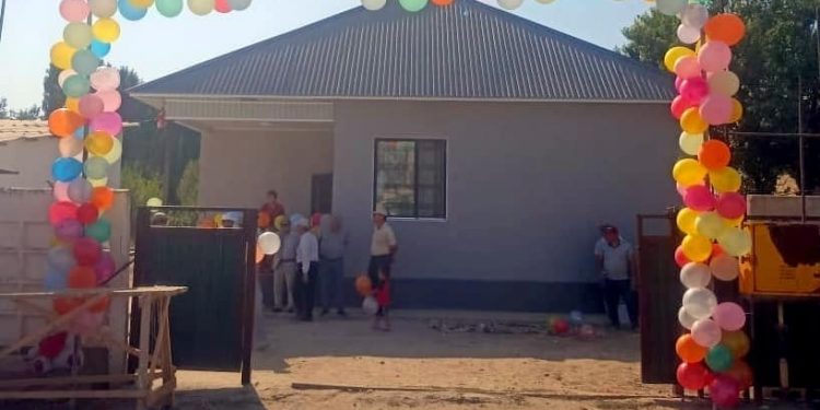 Мақтааралдағы Үлгілі ауылының тұрғындары көпбалалы анаға 5 бөлмелі үй салып берді