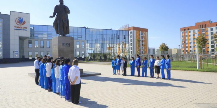 Ұлы Абайдың ескерткішіне тағзым етті