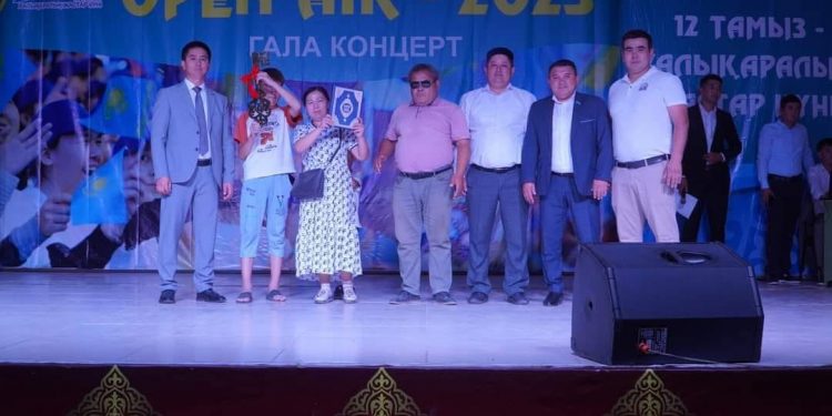 Бәйдібектік жастар жалғызбасты анаға баспана сыйлады