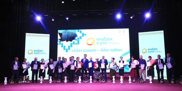 Түркістанда еңбек адамдарына құрмет көрсетілді