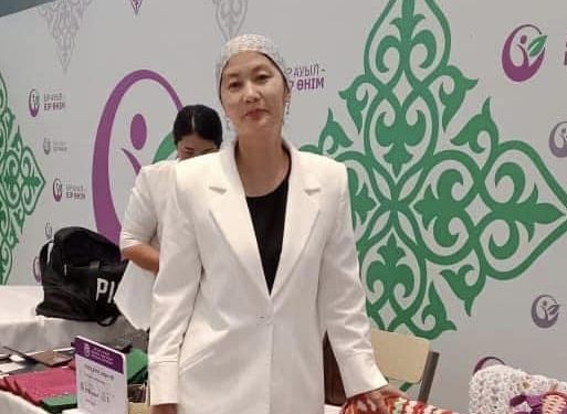 53 жастағы Созақтық кәсіпкер тоқыма тоқып, табысын арттыруда