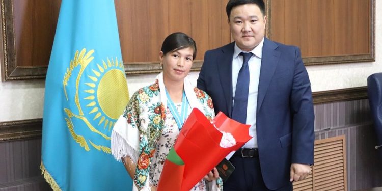 Кентауда көпбалалы аналарға «күміс алқа» табысталды