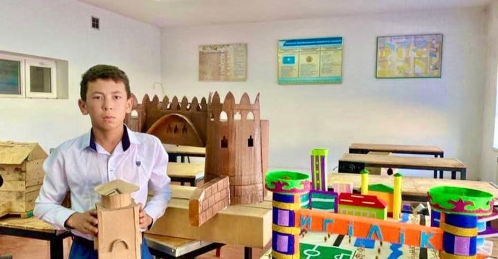 Келесте 8 сынып оқушысы тұрмыстық қалдықтардан архитектуралық нысандар жасайды