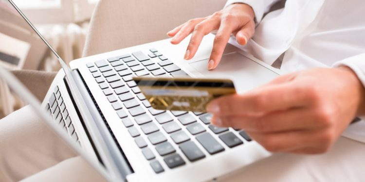 Алаяқтық жасағаны үшін сот залынан қамауға алынды